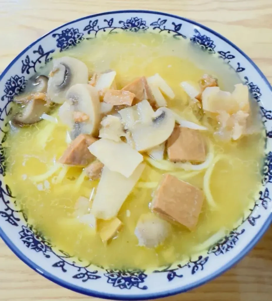 Seafood noodles at Zhou Ji Yaoyao in Jinniu District