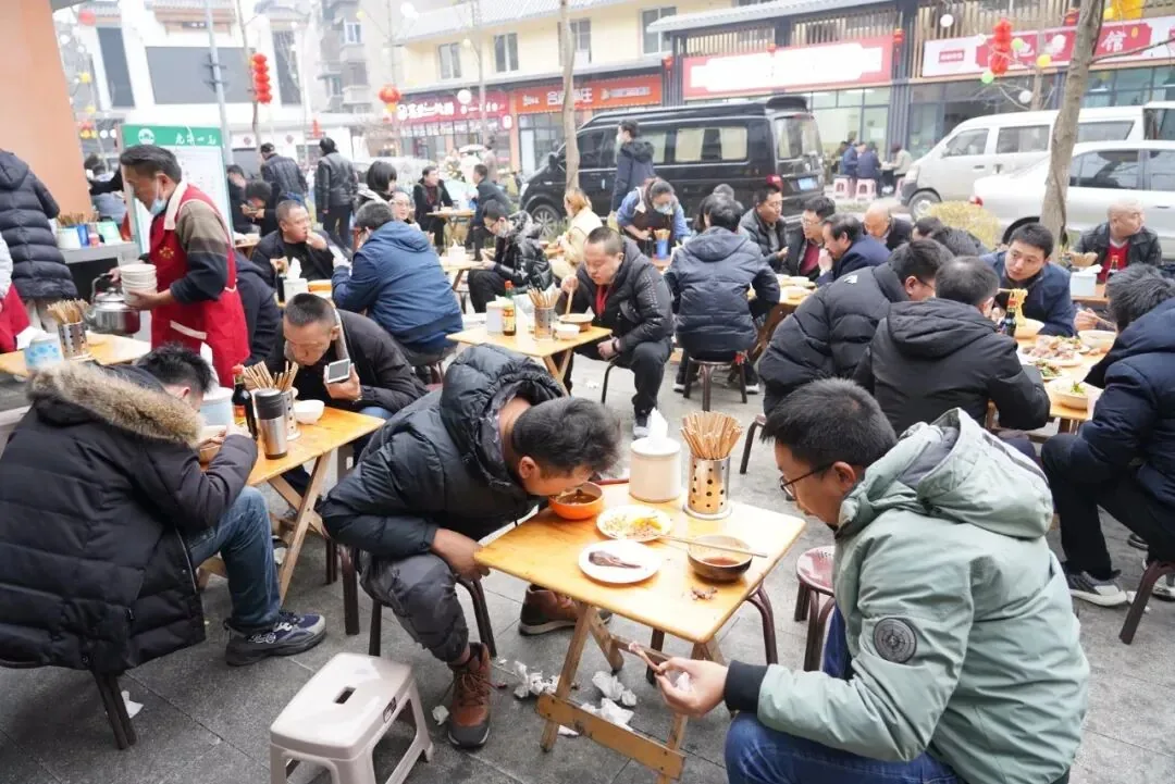 Chengdu locals chatting over gaiwan tea in Jinniu District