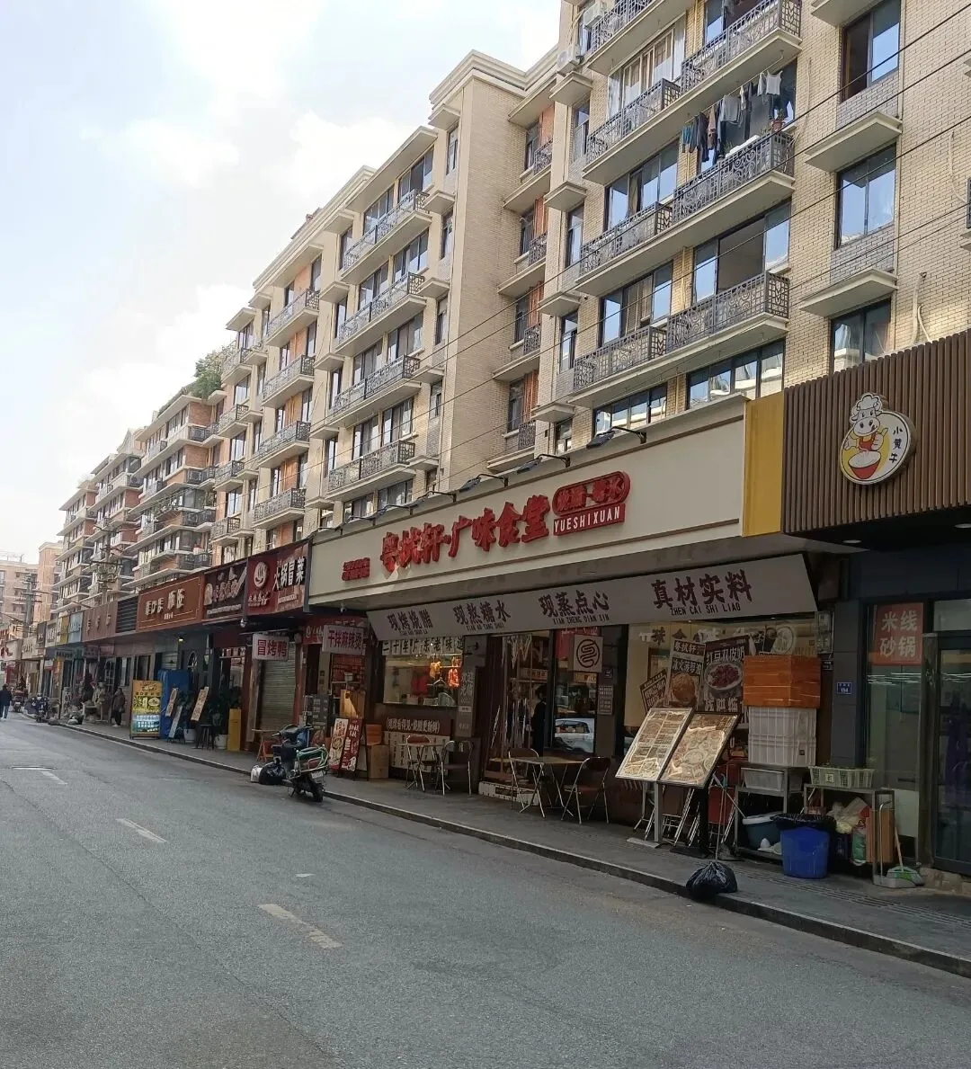 Local wontons and street hotpot served on low stools at Shiyi Street in Chengdu.