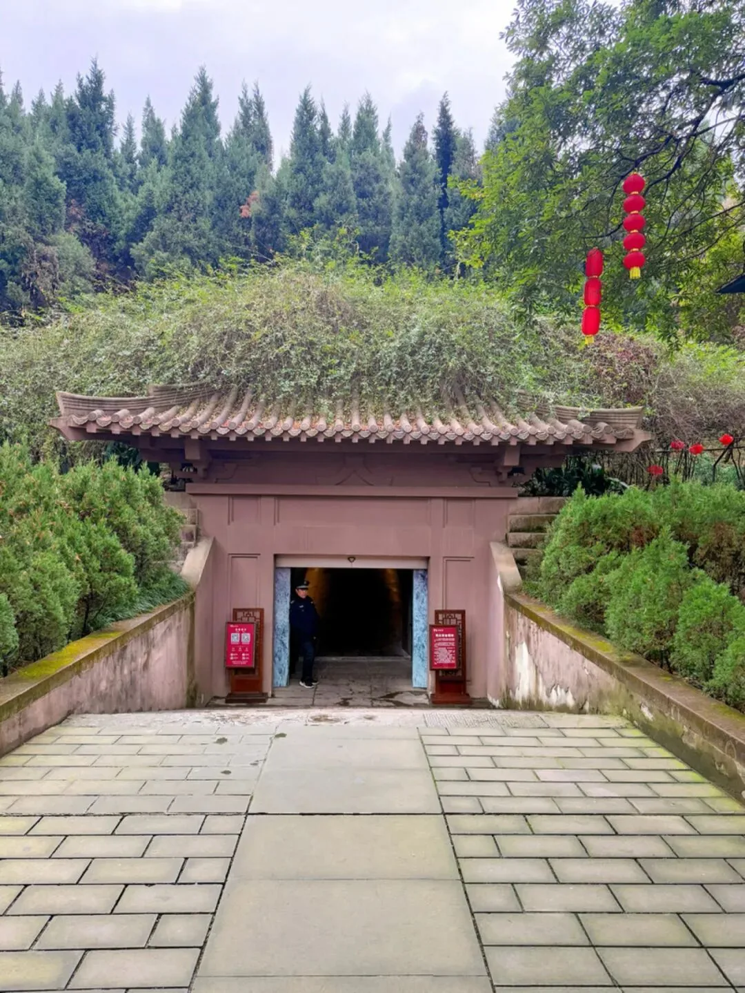 Metro Line 2 Tonghuimen Station exit A, walking route to Yongling Imperial Tomb.