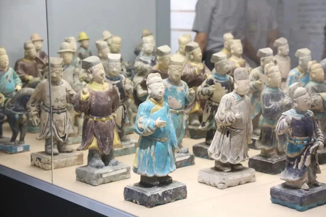Gold and jade royal accessories found at the Ming Shu Prince Tomb