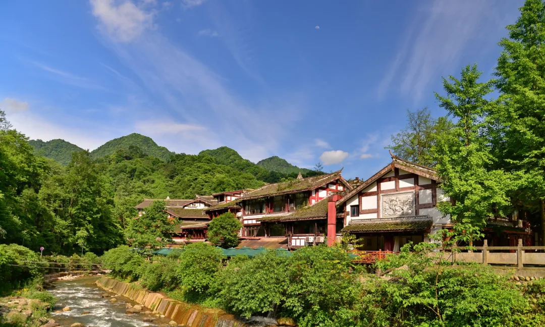 Two-day leisurely Qingcheng Mountain itinerary with overnight in Tai'an Ancient Town