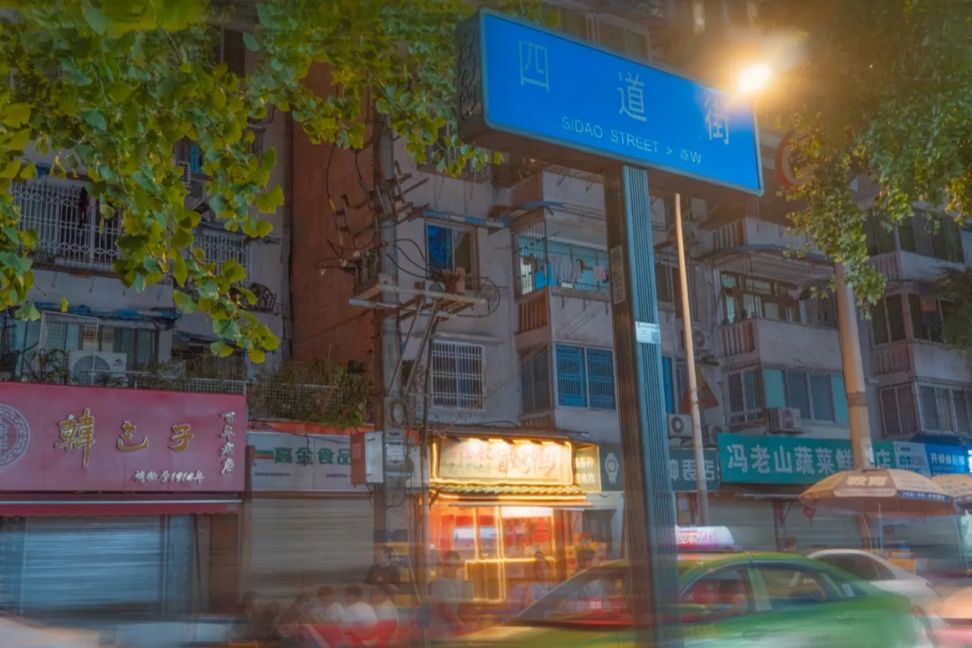 Mao kaoya bubbling with chili and numbing spice at Zhong Xiaomin, Chengdu counting streets