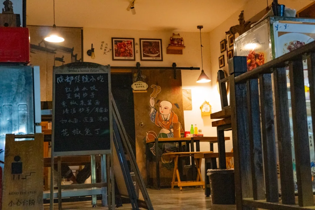Tiny cozy canteen with nianhua door decoration on Sidao Street, Chengdu counting streets