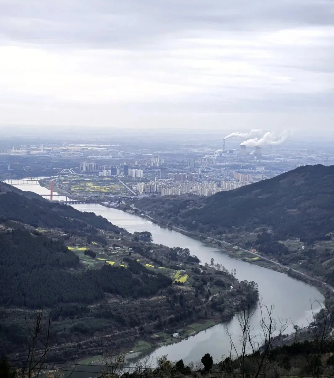 Panoramic view of the Tuo River from the best lookout on Yunding Mountain