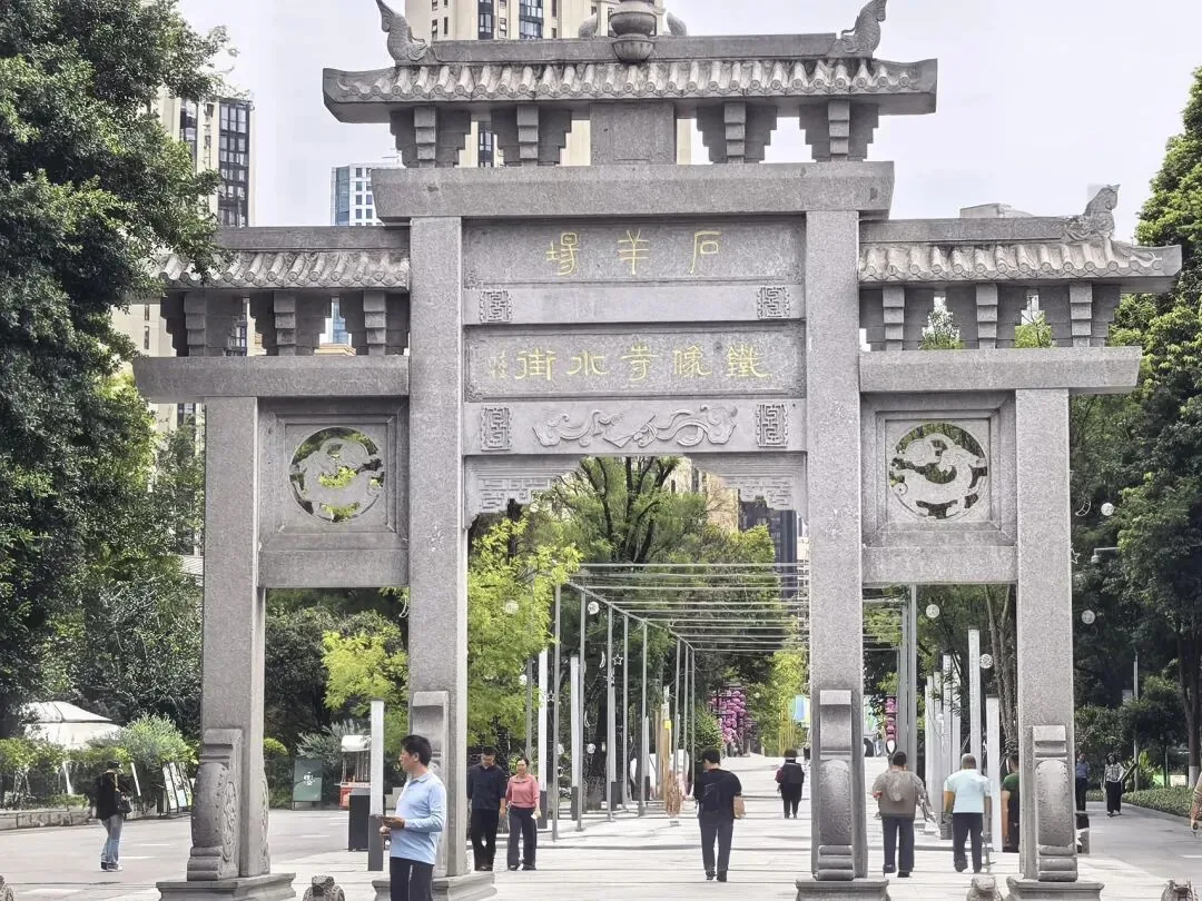 Tiexiang Temple Water Street slow life in busy Chengdu
