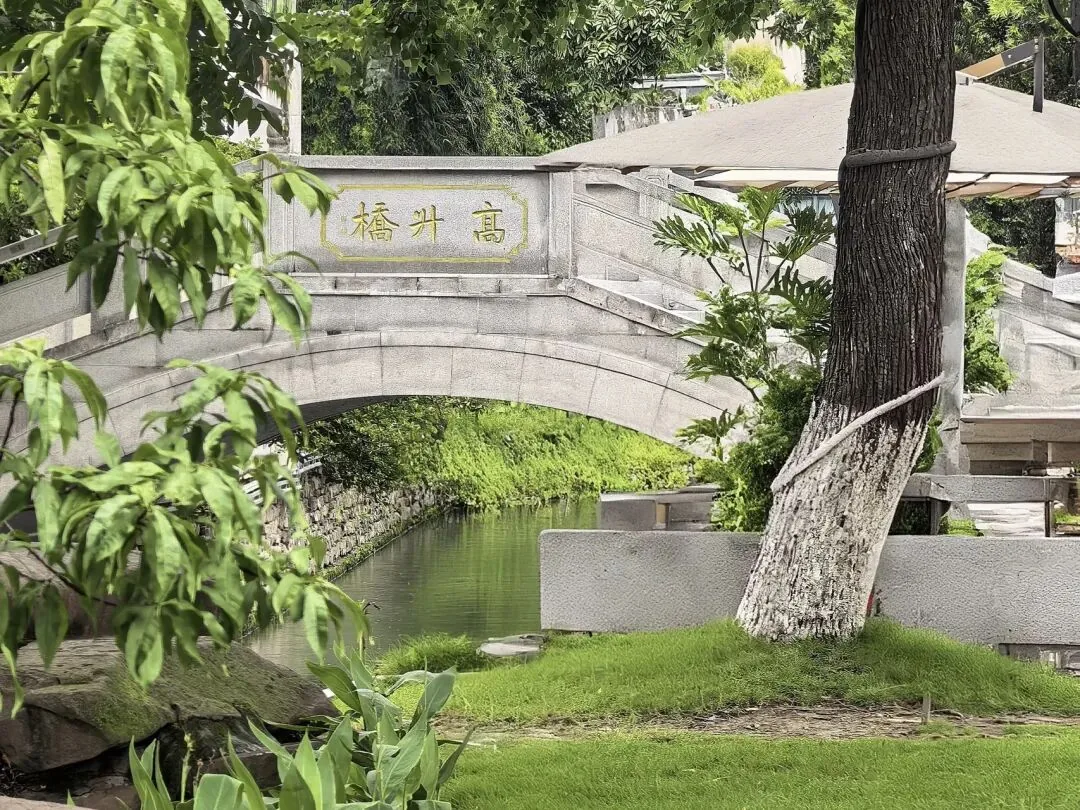 Tiexiang Temple Water Street blending modern and traditional Chengdu