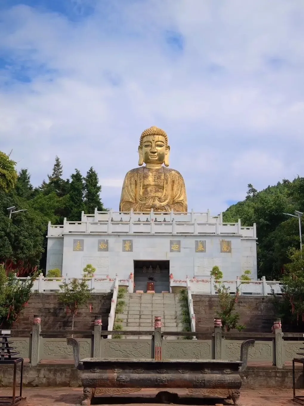 17-meter open-air golden Kasyapa Buddha statue behind Kaizhao Temple
