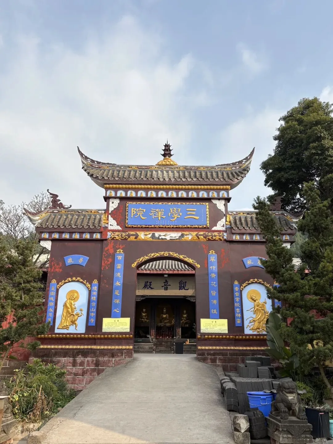 Two 400-year-old camphor trees at Sanxue Chan Monastery gate