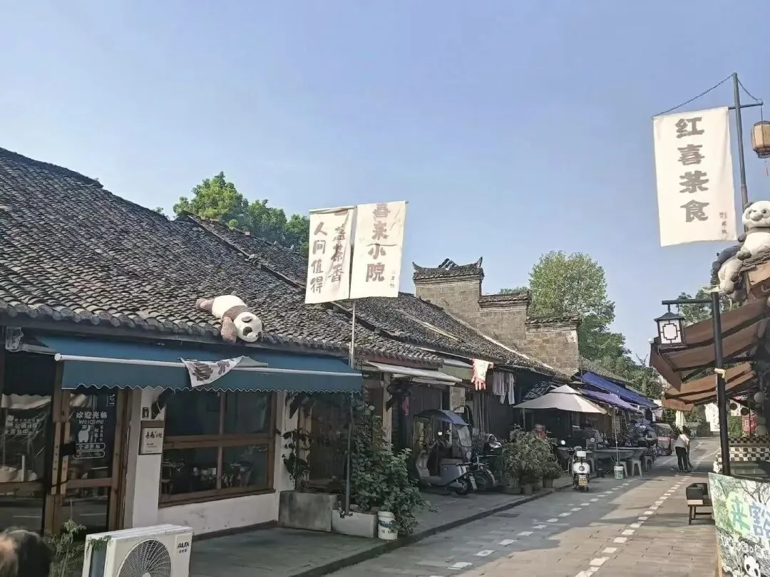 Old street view of Pengzhen showing its transformation into an ancient town