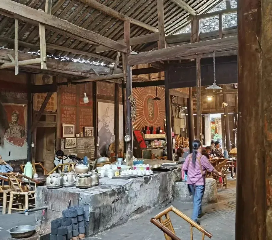 Owner Li Qiang serving tea in Guanyin Pavilion Old Teahouse