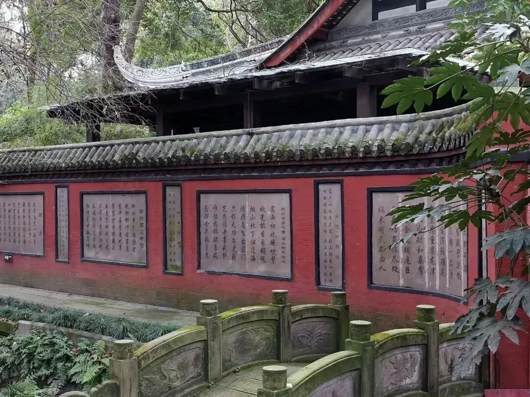Statue of Tang Dynasty prime minister Li Deyu in front of Huaili Hall