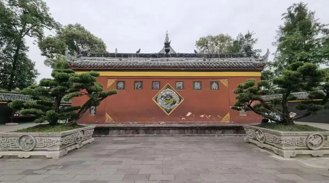 Peaceful atmosphere at Baoguang Temple, a place for quiet reflection in Chengdu