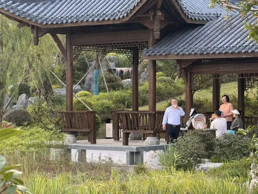 Winding corridor and pavilion by the pond at Zhaojueli park