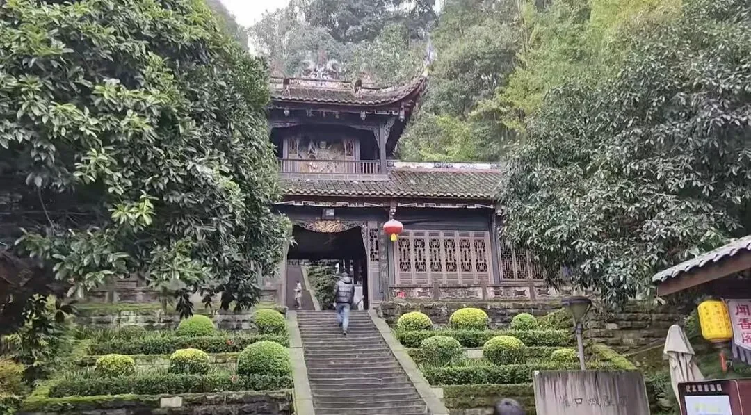 Chengdu metro station sign for Chenghuangmiao referencing the lost temple