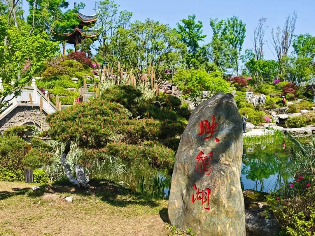 Shuyun Garden's 80-mu layout with piled hills and lake