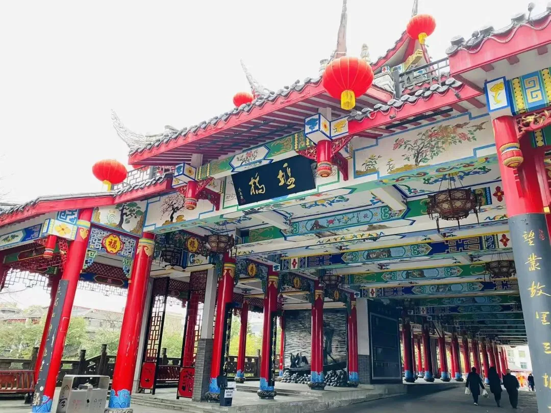 Yanqiao Bridge, the landmark covered bridge in Sandaoyan Ancient Town