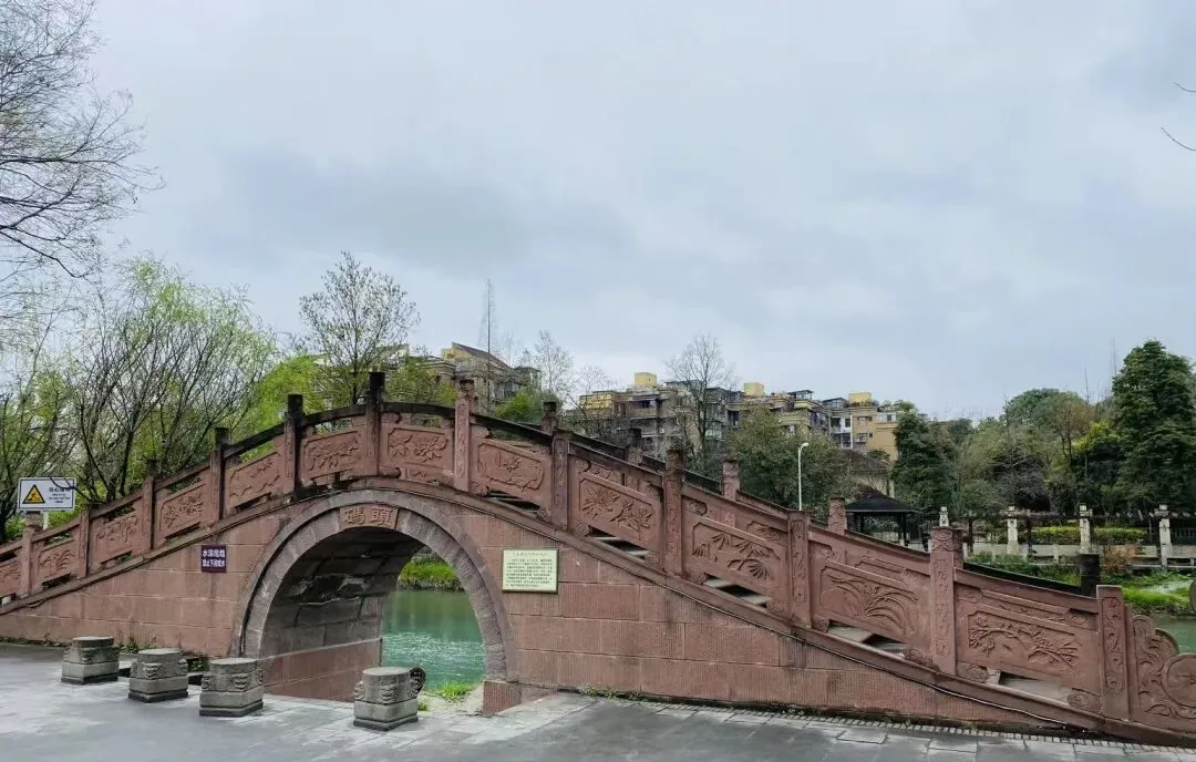 Autumn scenery at Sandaoyan Ancient Town along the Baitiao River