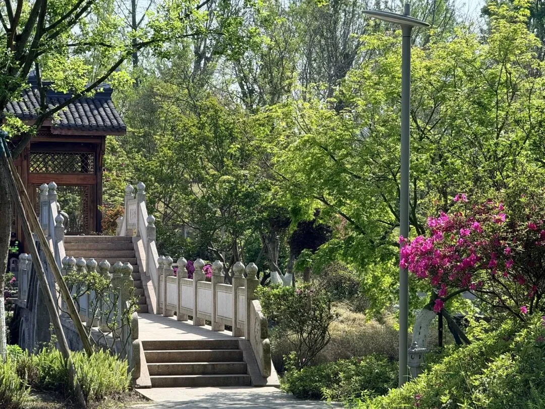 Qingshui River flowing through Shuyun Garden with classical landscaping