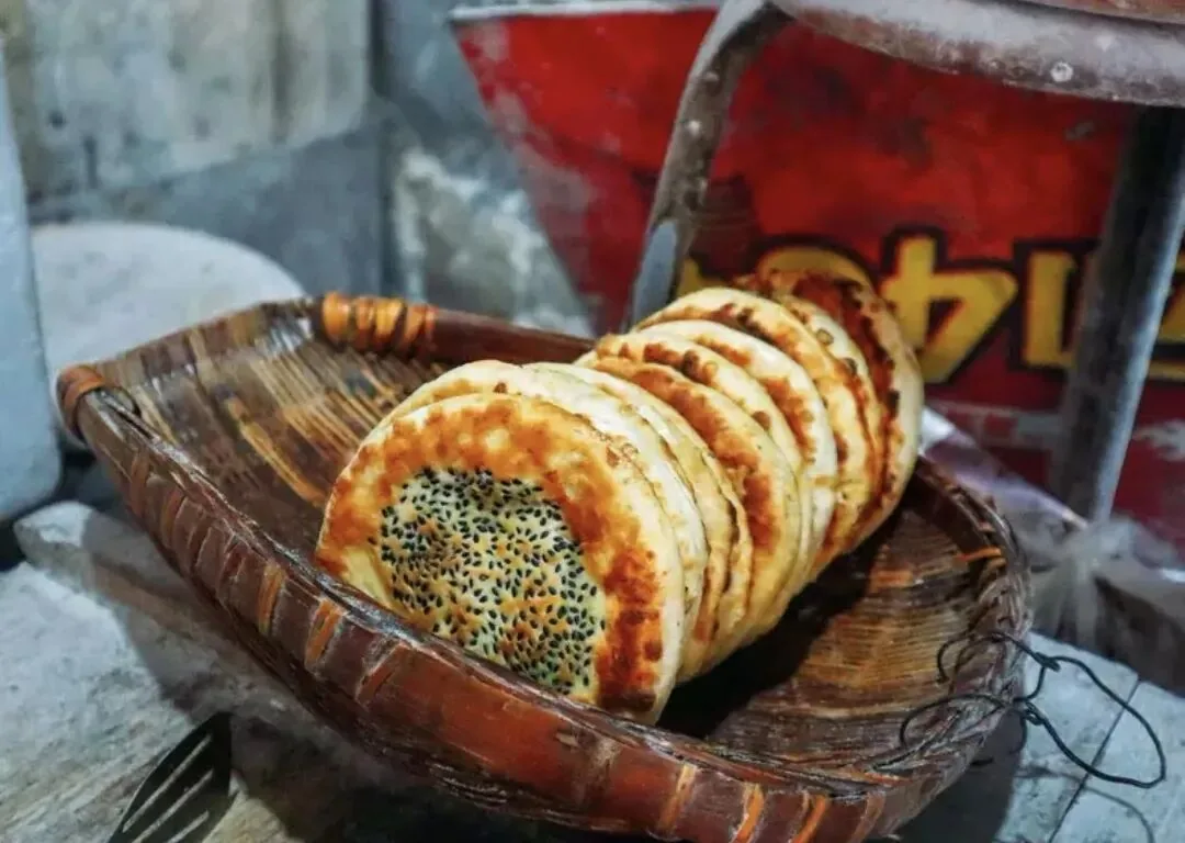 Steamed beef coated in chili powder served with plain guokui flatbread