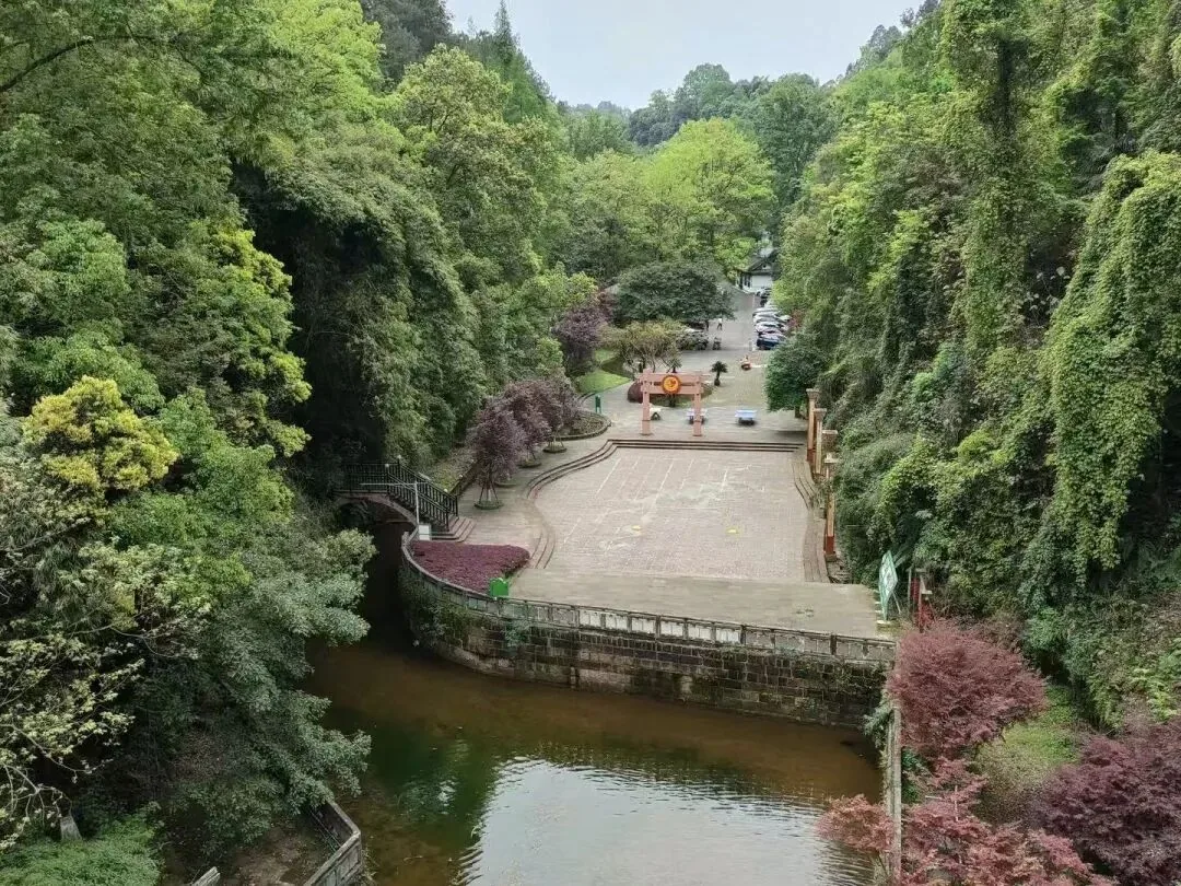 Zhuxi Lake reservoir surrounding Huashi Mountain, making it an island