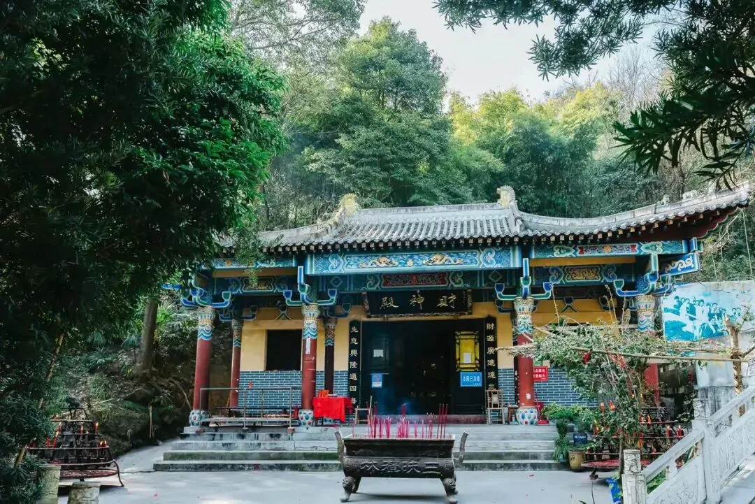 The legendary Sanmei Water spring, source of the temple's name and healing story