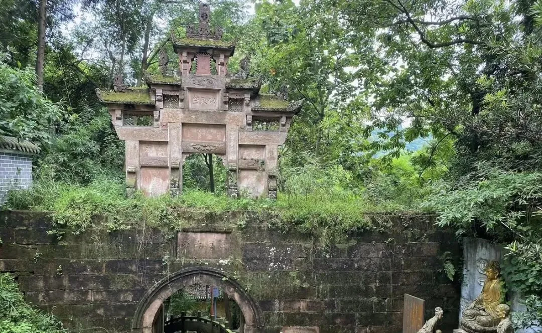 Overview of the three-tier Sanmei Chanlin temple complex built into the mountainside