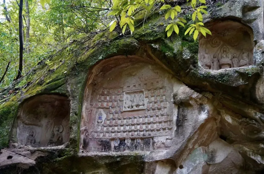 Ancient cliff carvings of Guanyin and arhats along the hiking trail at Sanmei Shui