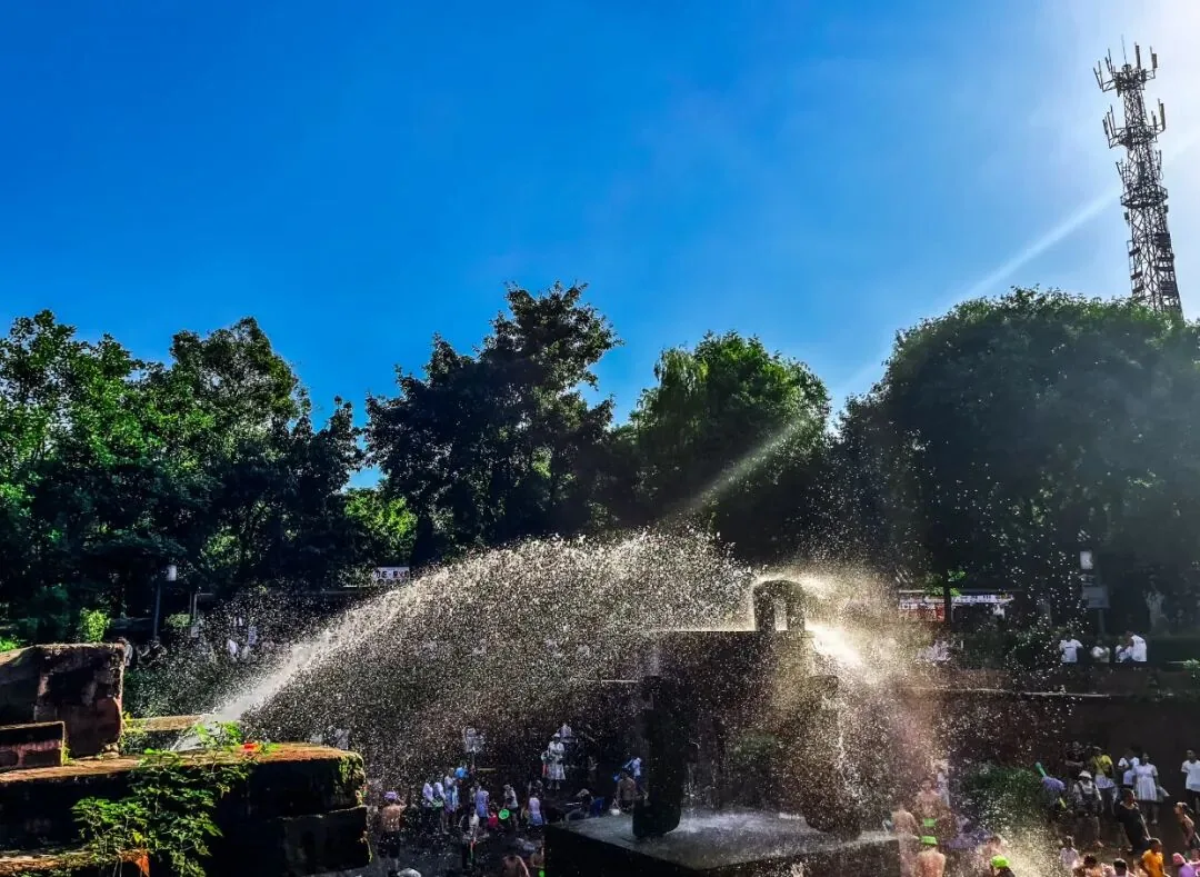Vendor stalls selling water guns and drinks at Huanglongxi entrance