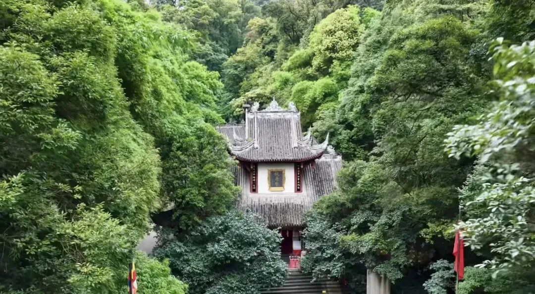 Qing Dynasty couplet at Bore Temple about river flow and cloud-covered mountains