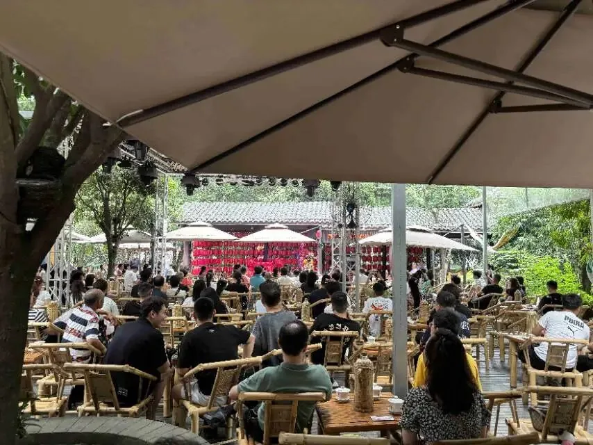 Heming Teahouse in People's Park, gaiwan tea and ear cleaning