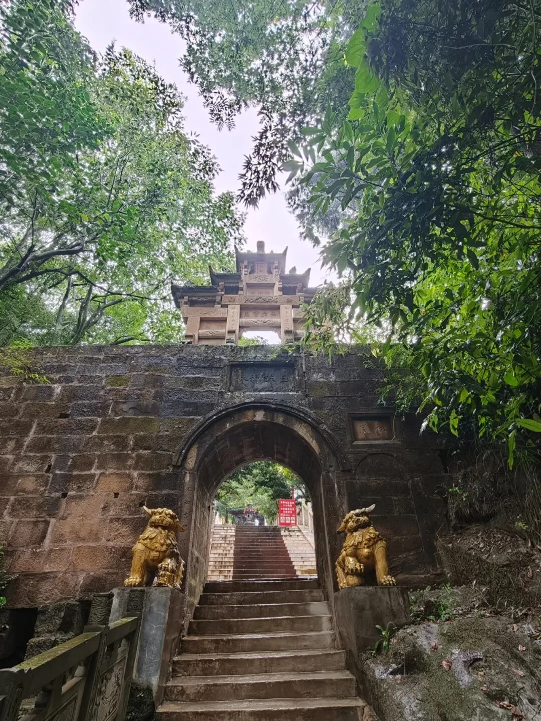 Three-tiered temple layout of Sanmei Chanlin nestled in Chalong Mountain