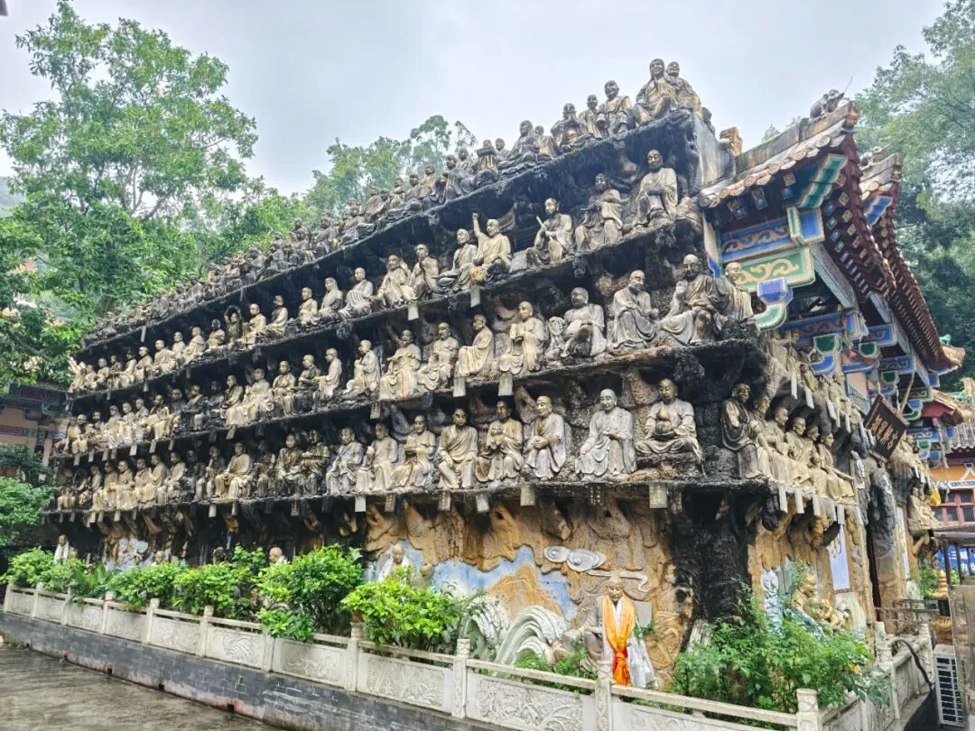 Thousand Buddha Cliff rock carvings at Sanmei Chanlin with rain-streaked stone figures