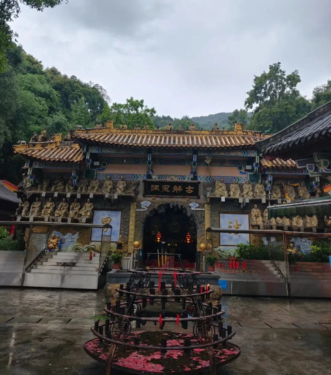 Statue of Master Wuda at Sanmei Chanlin, founder of the Compassionate Sanmei Water Repentance