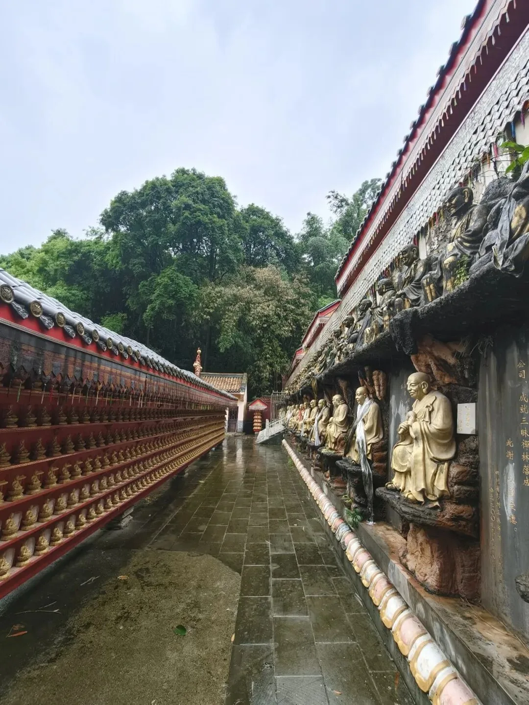 Rain falling softly on the reclining Buddha carving at Sanmei Chanlin