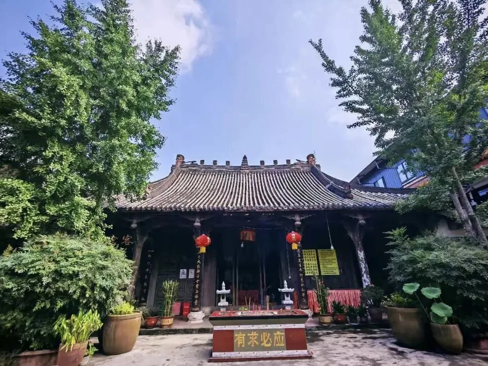Quiet ancient temple in Chengdu surrounded by greenery