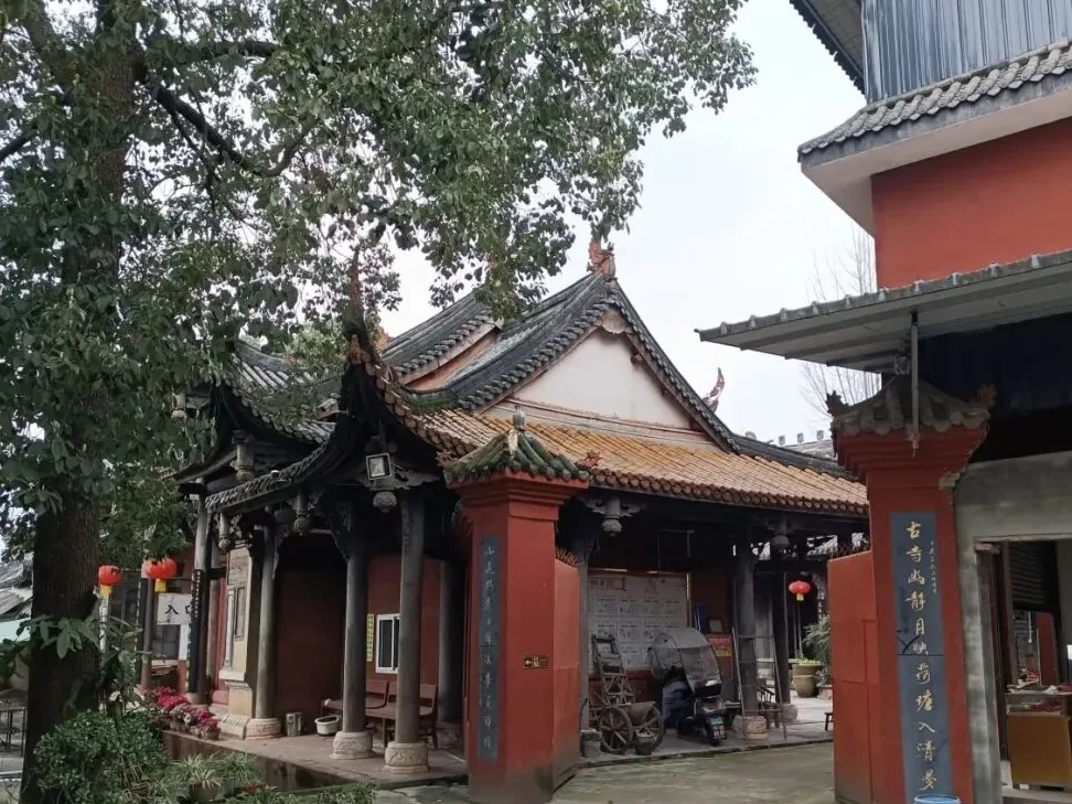 Traditional mountain gate and Mahavira Hall at Zitong Temple