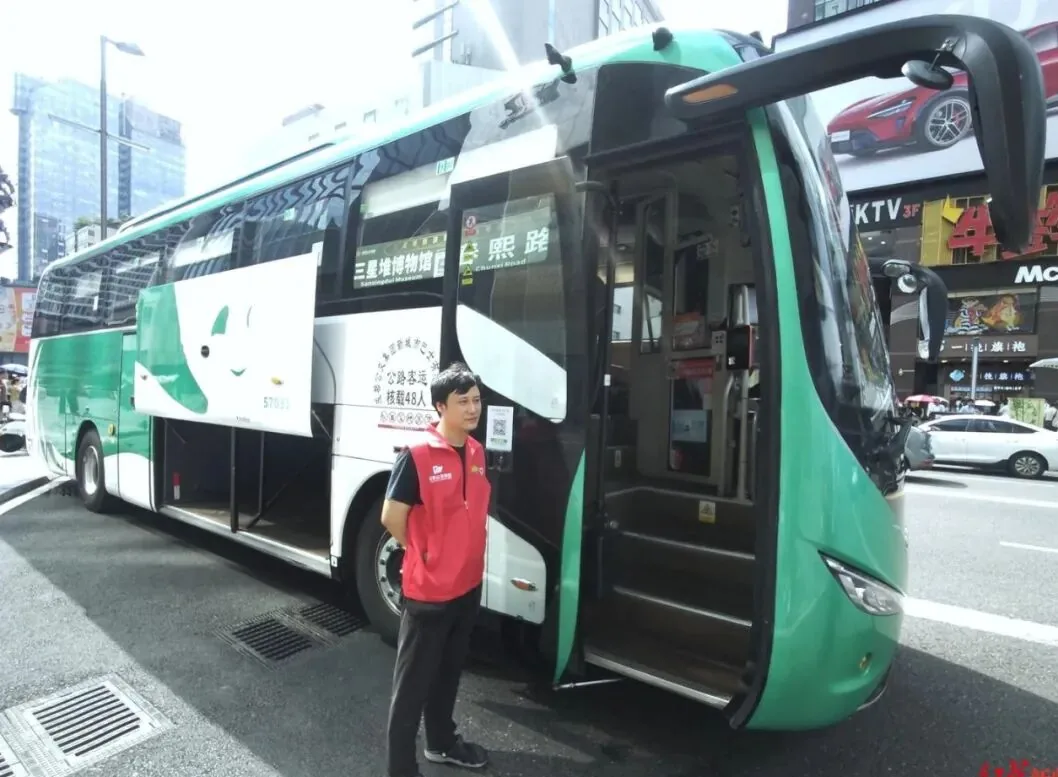 Direct shuttle bus to Panda Base and Sanxingdui attractions