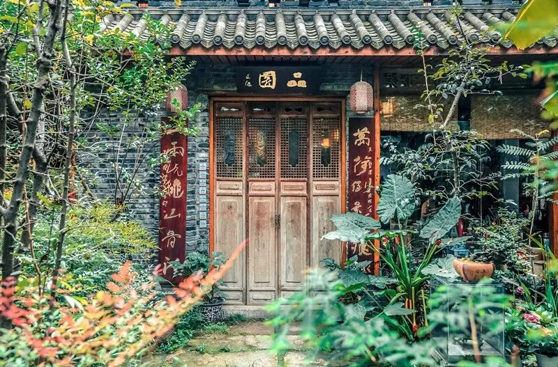 Layered Sichuan-style garden architecture with elegant Nongyuan landscaping