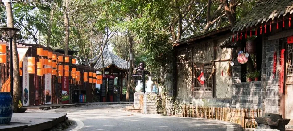 Sichuan-style courtyard where Nongyuan hosts heritage artists