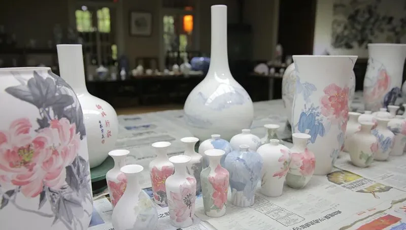 Intangible cultural heritage teachers and artists at Nongyuan courtyards