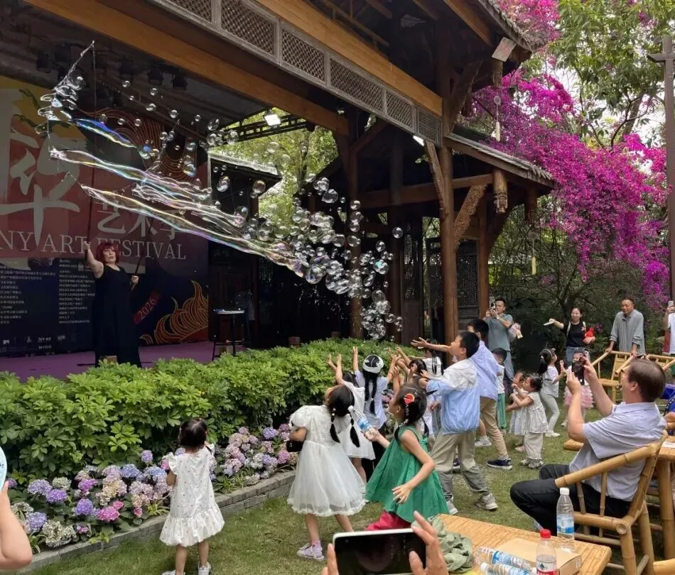 Art studios and galleries with thousands of artworks at Nongyuan