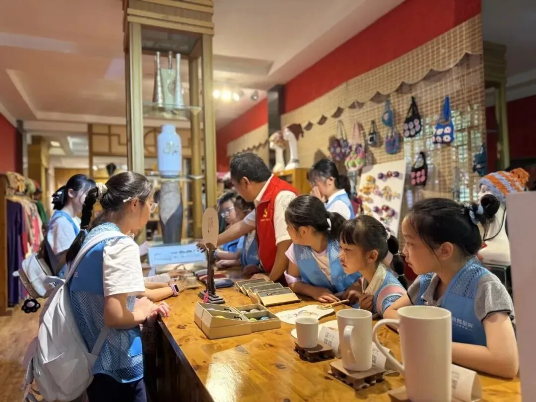 Floating lacquer fan workshop showing Chengdu lacquerware craftsmanship