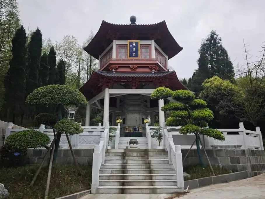 Stupa holding the remains of Venerable Kuanlin at Tian'guo Temple