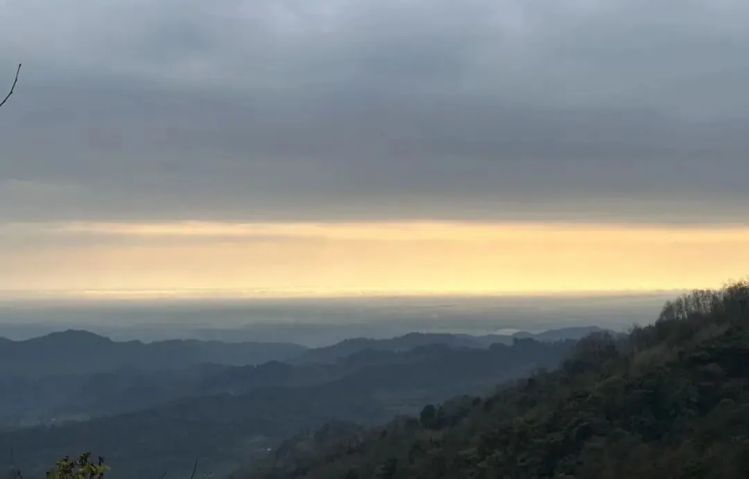 Wind and clouds over the mountain viewpoint at Tian'guo Temple