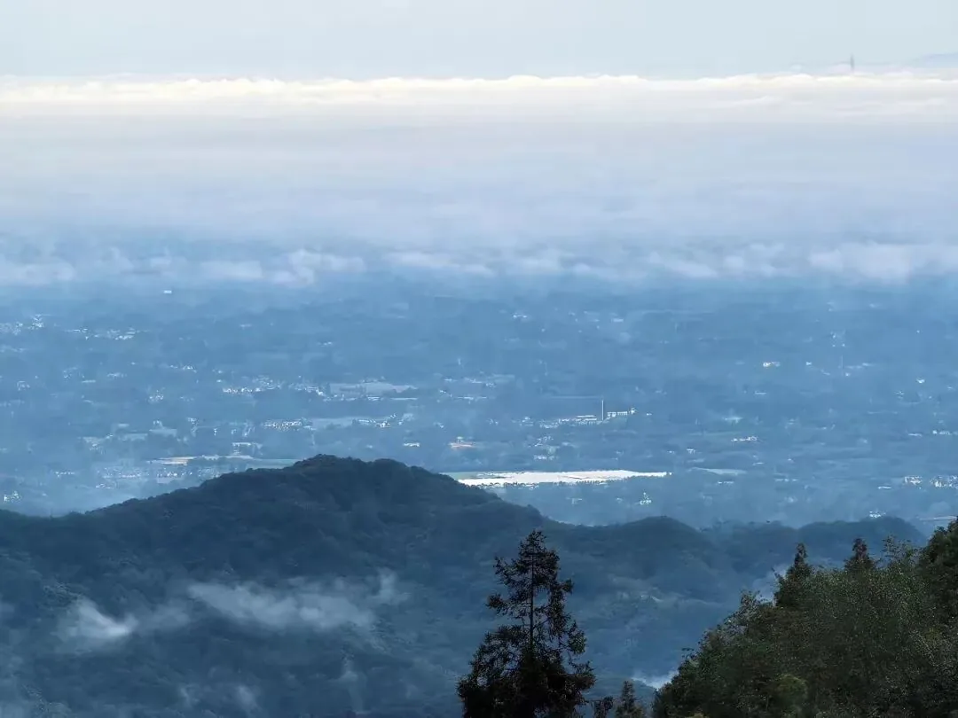 Sunrise and clouds over Qingcheng Mountain seen from Tian'guo Temple