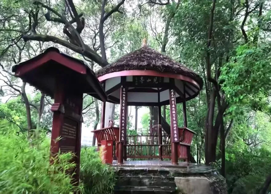 Tang dynasty garden and ancient temples scattered in Xinfan town
