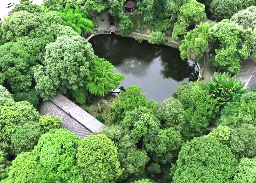 Sheltering from rain in Donghu Park's pavilions and old street shops