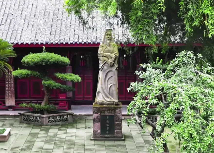Huai Li Hall and Sanxian Hall inside Donghu Park's Tang dynasty garden