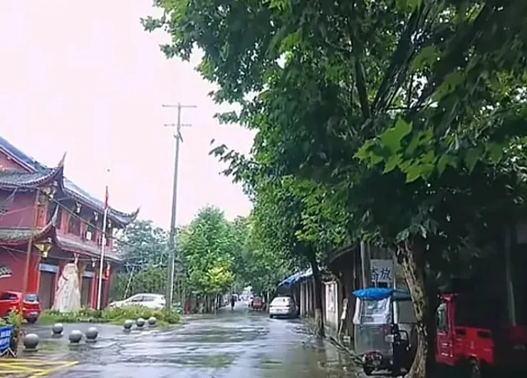 Guanyin Pavilion hidden in Xinfan's residential old town streets
